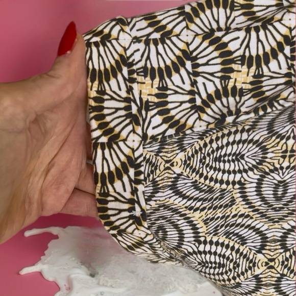 Patterned Black and White Women's Top - Picture 6 of 8